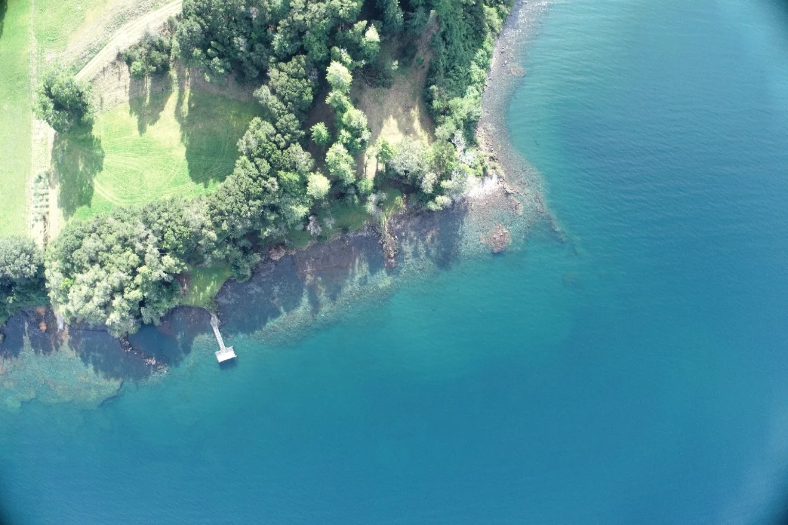 Vista aérea de un predio junto a un lago