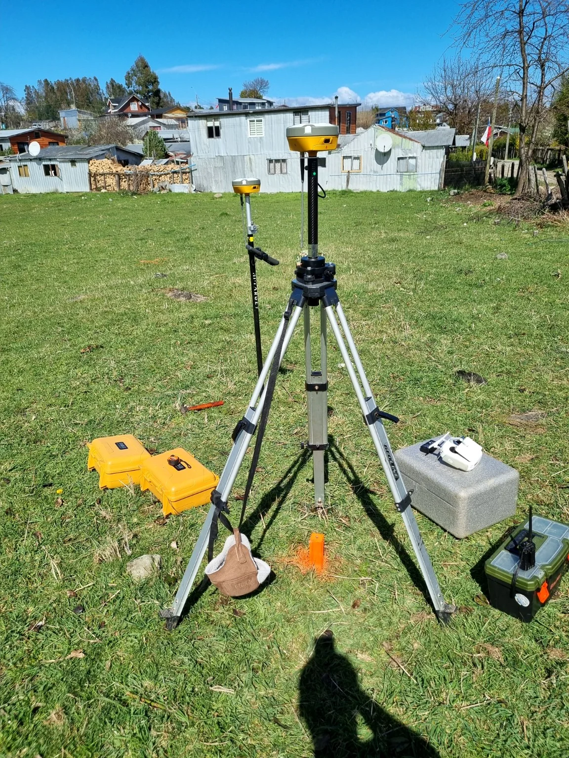 Equipo GNSS utilizado en levantamientos topográficos