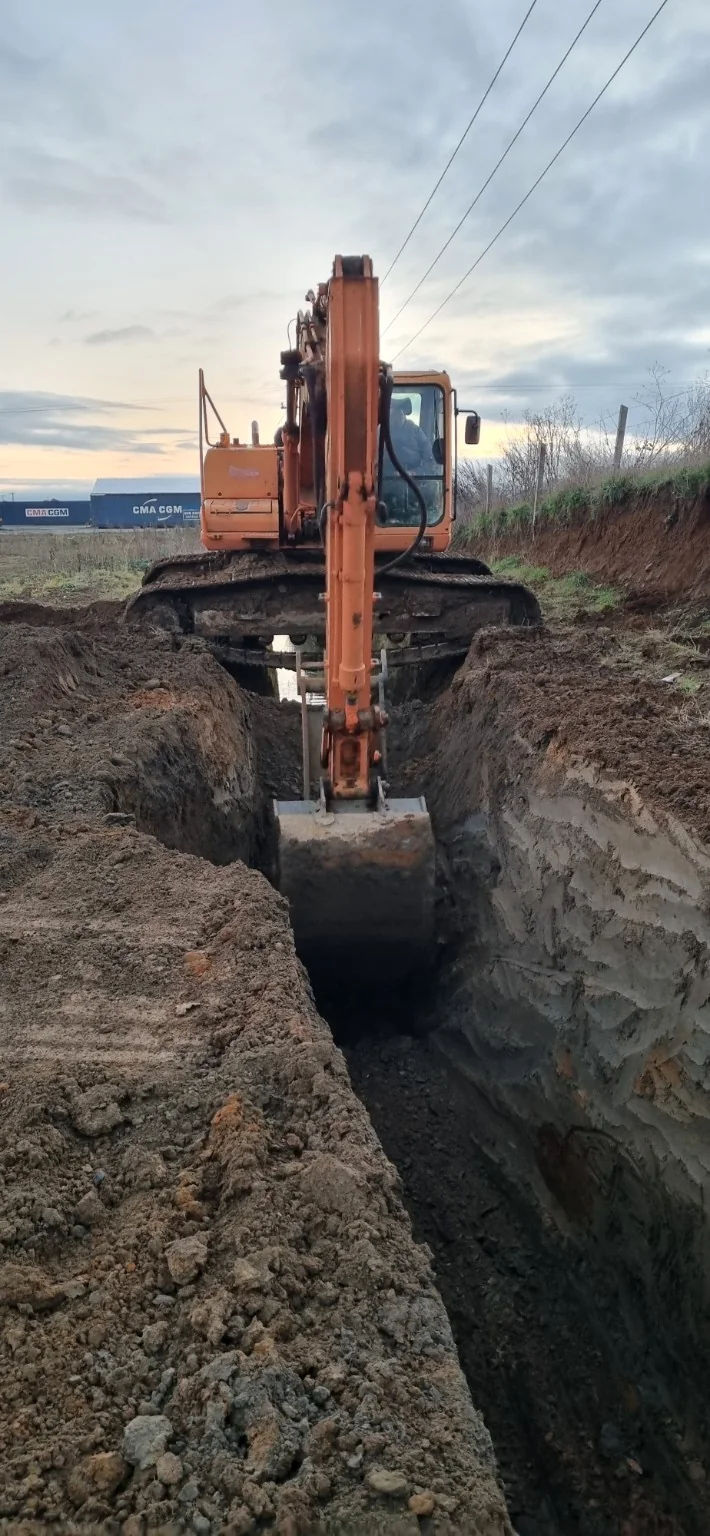 Excavación de una zanja con maquinaria